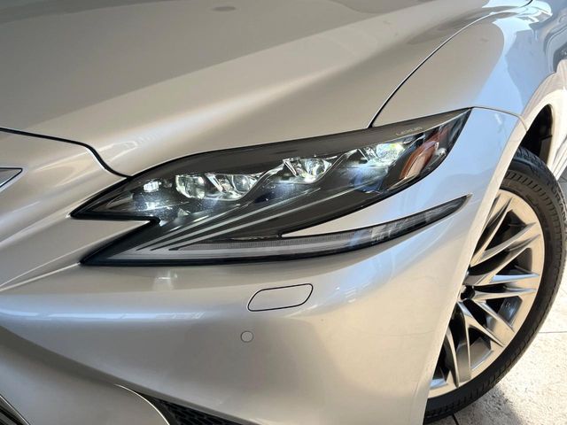 TOYOTA LEXUS LS500H 2017 Image 31