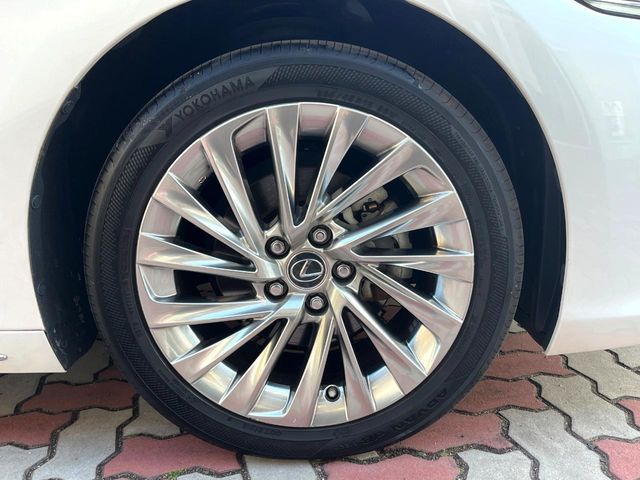 TOYOTA LEXUS ES300H 2019 Image 31