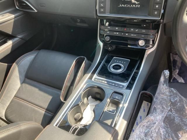 JAGUAR XESERIES 2015 Image 31