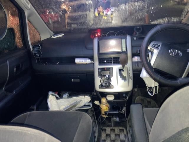 TOYOTA VOXY 2011 Image 31