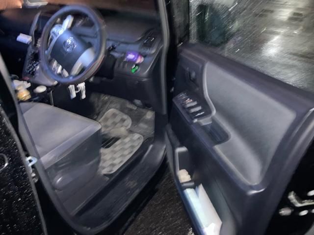 TOYOTA VOXY 2011 Image 31