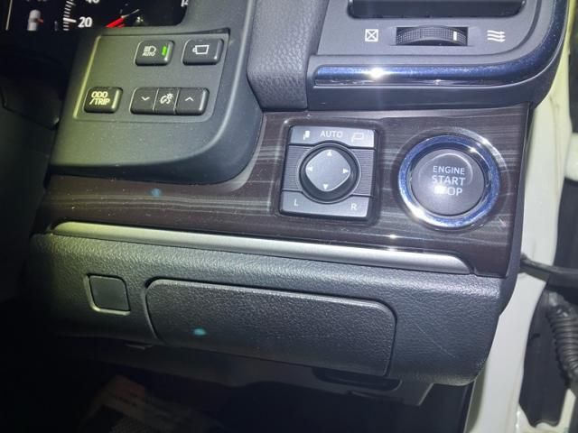 TOYOTA CROWN SEDAN 2017 Image 31