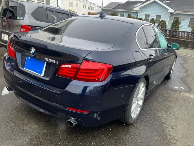 BMW 5SERIES SEDAN 2011 Image 31