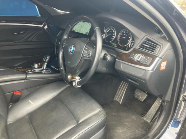 BMW 5SERIES SEDAN 2011 Image 31