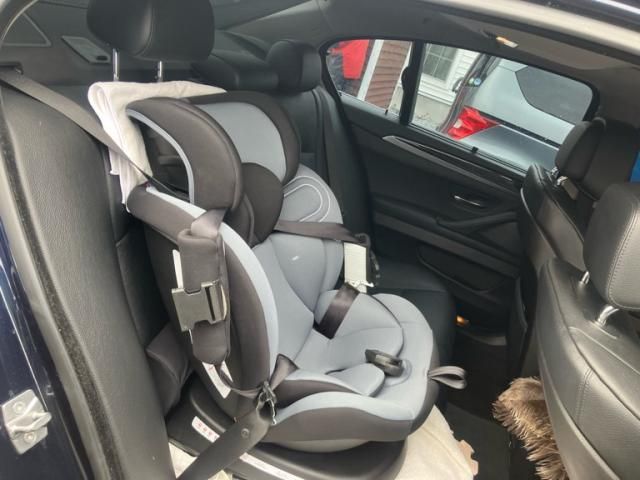 BMW 5SERIES SEDAN 2011 Image 31