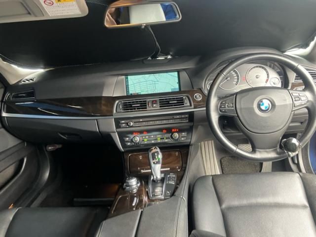 BMW 5SERIES SEDAN 2011 Image 31