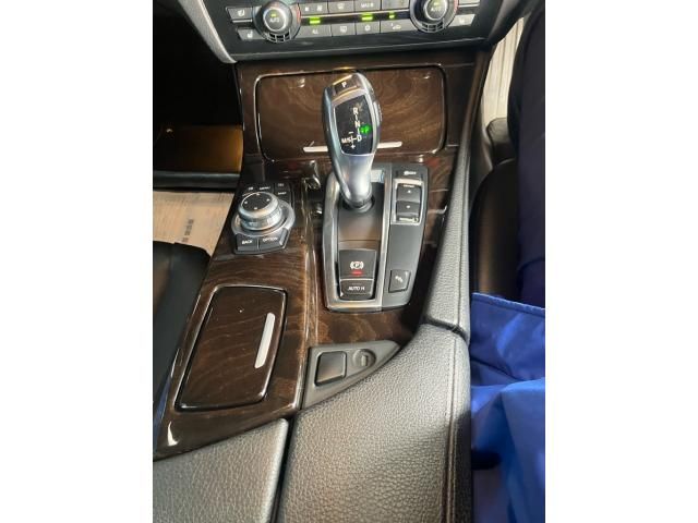 BMW 5SERIES SEDAN 2011 Image 31