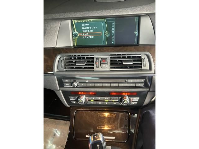 BMW 5SERIES SEDAN 2011 Image 31