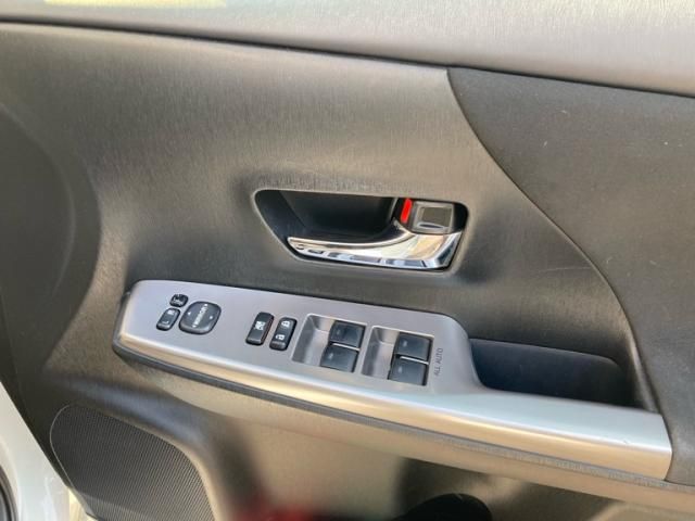 TOYOTA PRIUS ALPHA 2017 Image 31