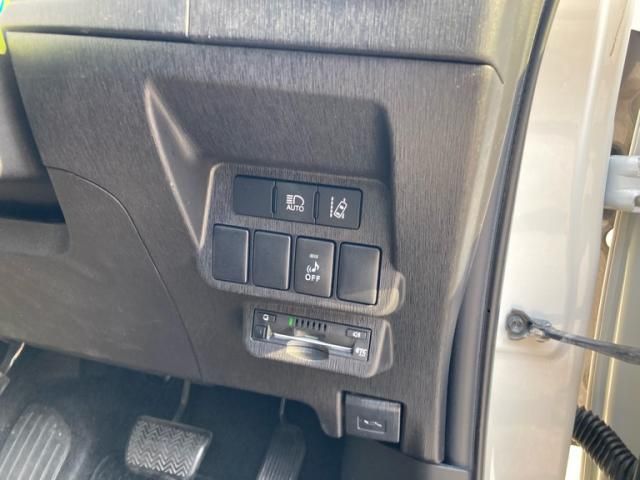 TOYOTA PRIUS ALPHA 2017 Image 31