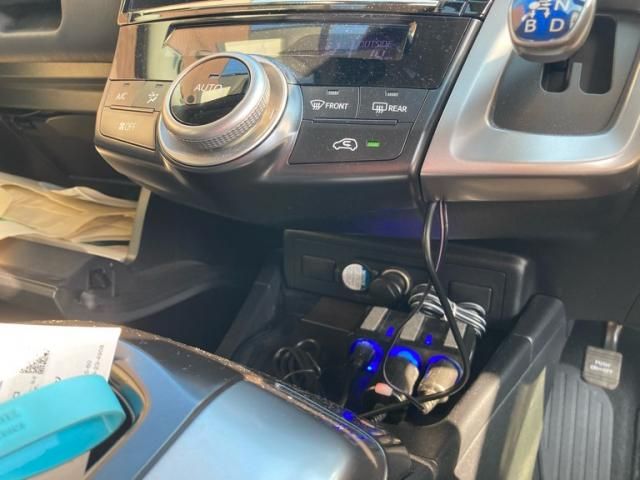 TOYOTA PRIUS ALPHA 2017 Image 31