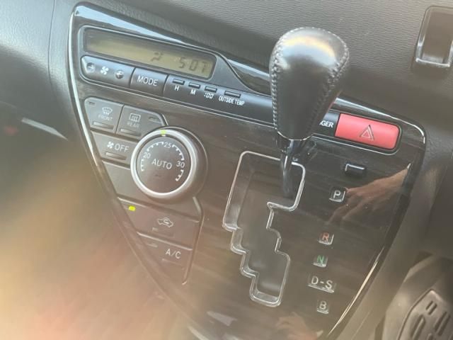 TOYOTA ISIS 2011 Image 31