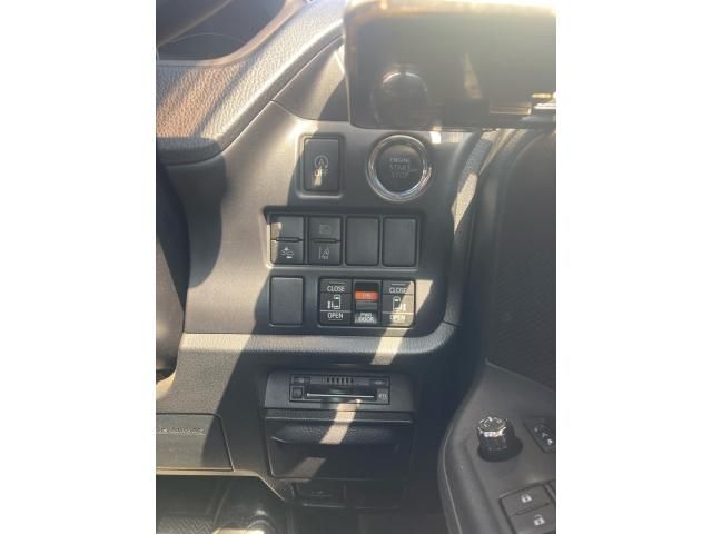 TOYOTA VOXY 2018 Image 31