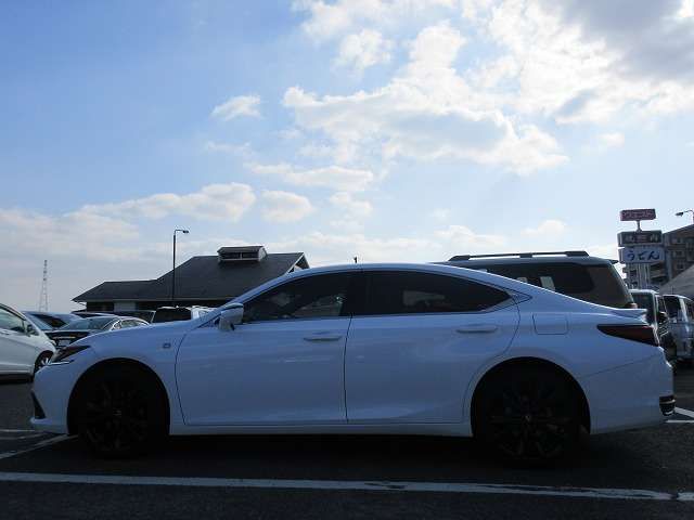 TOYOTA LEXUS ES300H 2023 Image 31