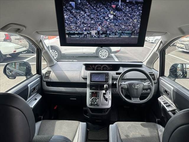 TOYOTA VOXY 2013 Image 31