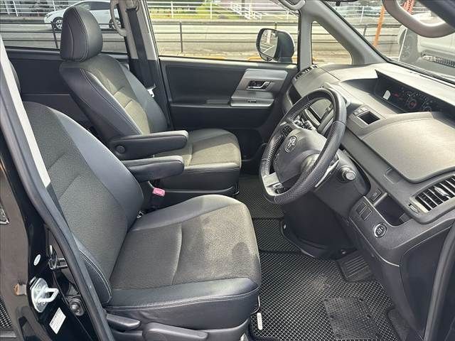 TOYOTA VOXY 2013 Image 31