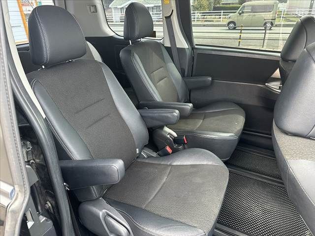 TOYOTA VOXY 2013 Image 31