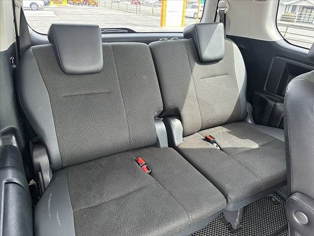 TOYOTA VOXY 2013 Image 31