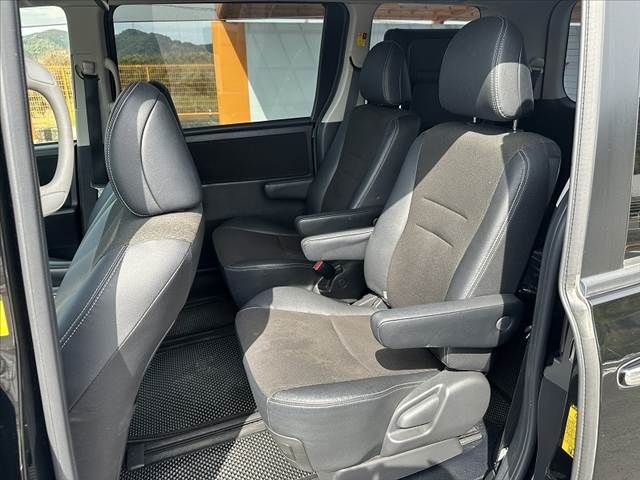 TOYOTA VOXY 2013 Image 31