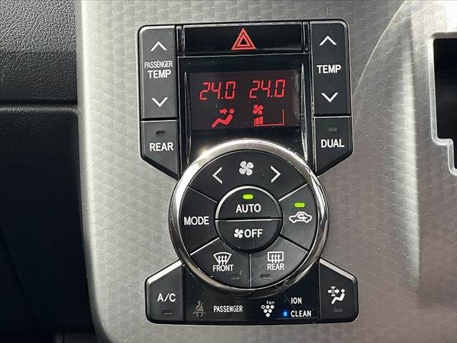 TOYOTA VOXY 2013 Image 31