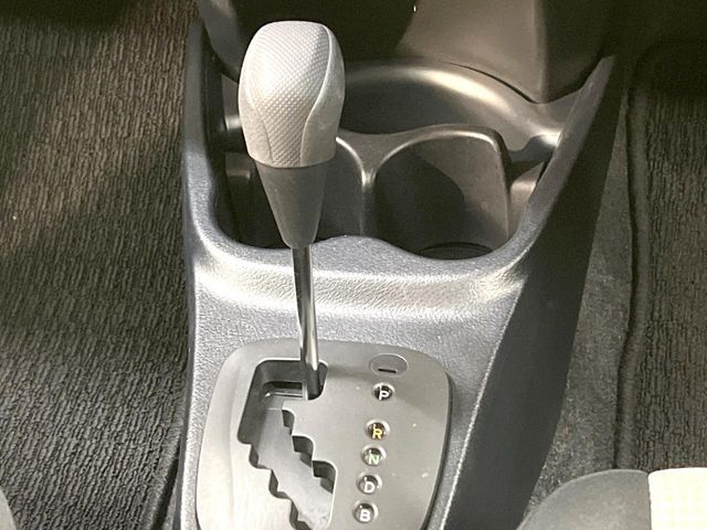 TOYOTA VITZ HYBRID 2017 Image 31