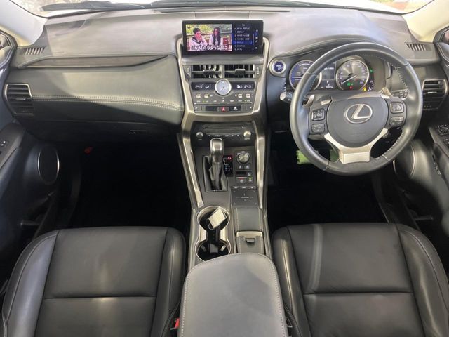 TOYOTA LEXUS NX300H 2019 Image 31
