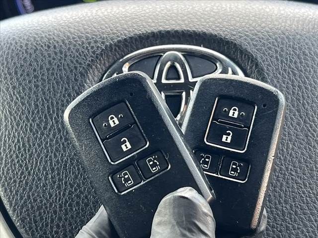 TOYOTA ESQUIRE HYBRID 2017 Image 31