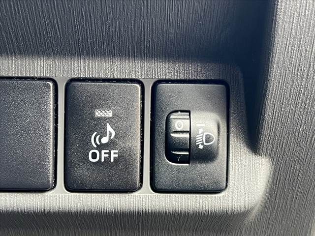 TOYOTA PRIUS ALPHA 2013 Image 31