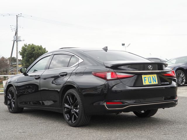 TOYOTA LEXUS ES300H 2023 Image 31