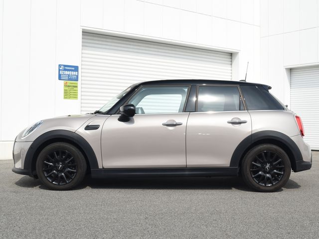 BMW MINI COOPER D 5DOOR 2023 Image 31