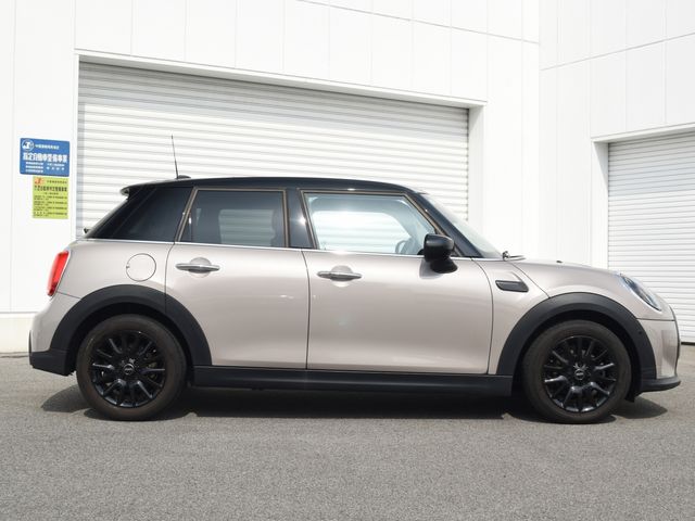 BMW MINI COOPER D 5DOOR 2023 Image 31