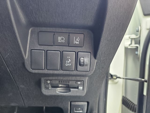 TOYOTA PRIUS ALPHA 2019 Image 31