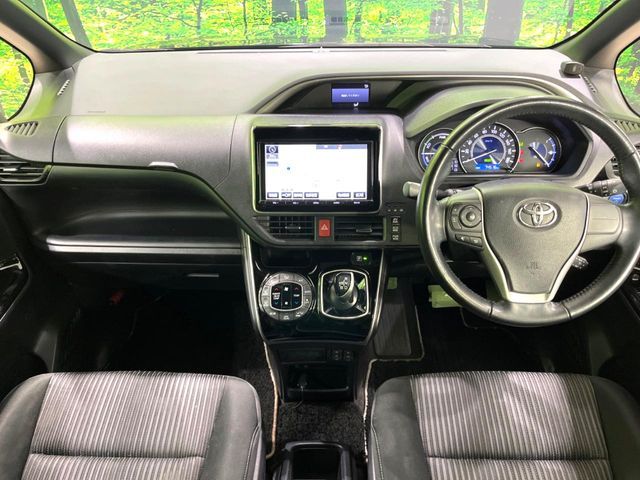 TOYOTA VOXY HYBRID 2018 Image 31