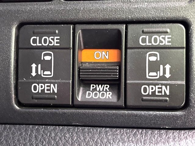 TOYOTA VOXY HYBRID 2018 Image 31