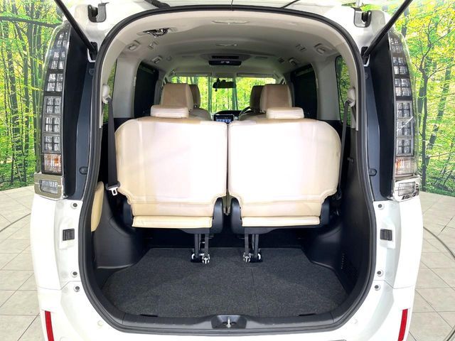 TOYOTA VOXY HYBRID 2015 Image 31