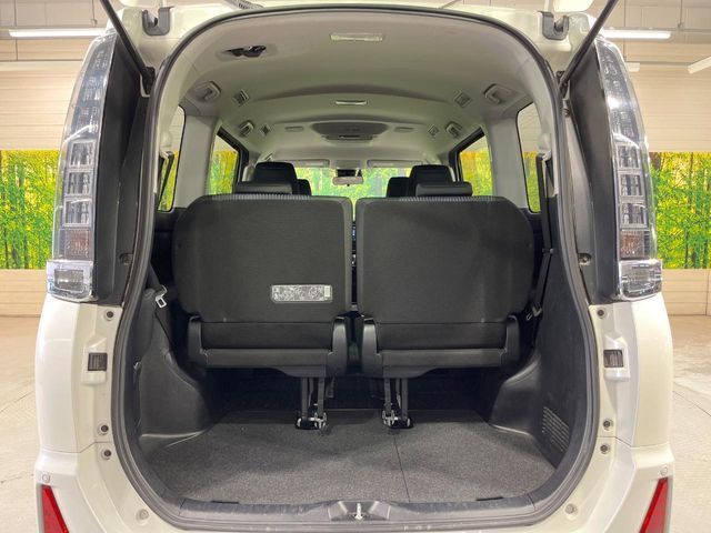 TOYOTA VOXY HYBRID 2016 Image 31