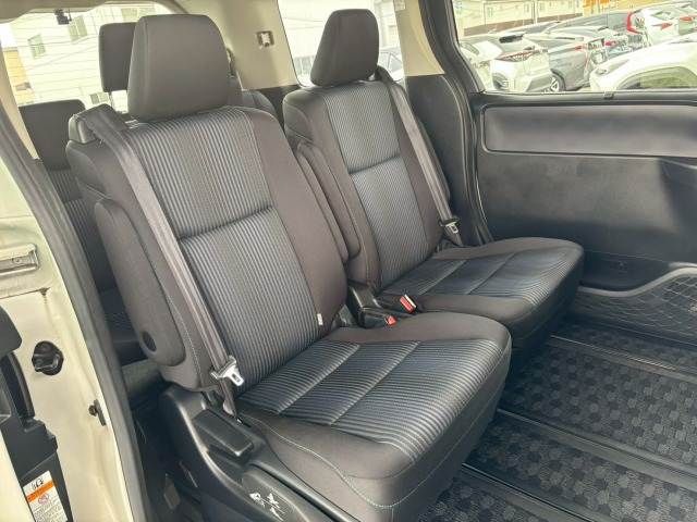 TOYOTA VOXY HYBRID 2016 Image 31