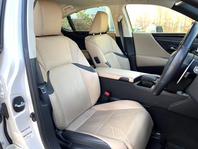 TOYOTA LEXUS ES300H 2019 Image 31