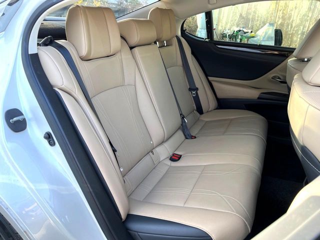 TOYOTA LEXUS ES300H 2019 Image 31