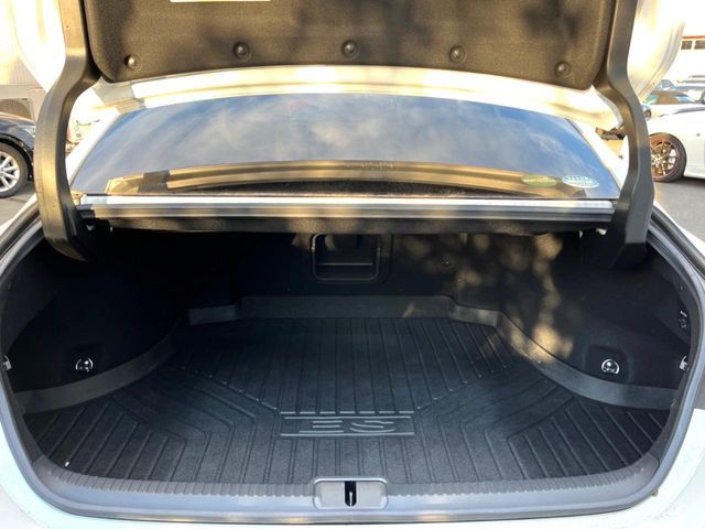 TOYOTA LEXUS ES300H 2019 Image 31