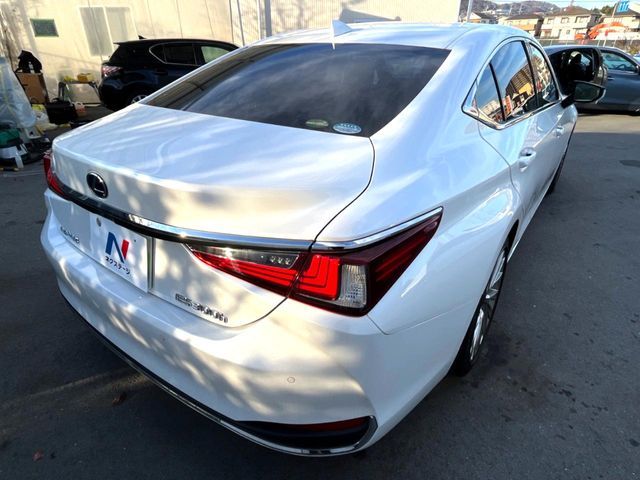 TOYOTA LEXUS ES300H 2019 Image 31