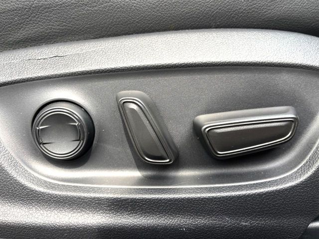 TOYOTA CAMRY HYBRID 2018 Image 31