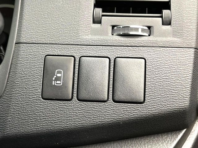 TOYOTA ISIS 2013 Image 31