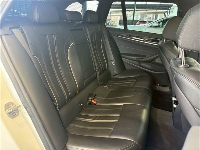 BMW 5SERIES TOURING 2019 Image 31