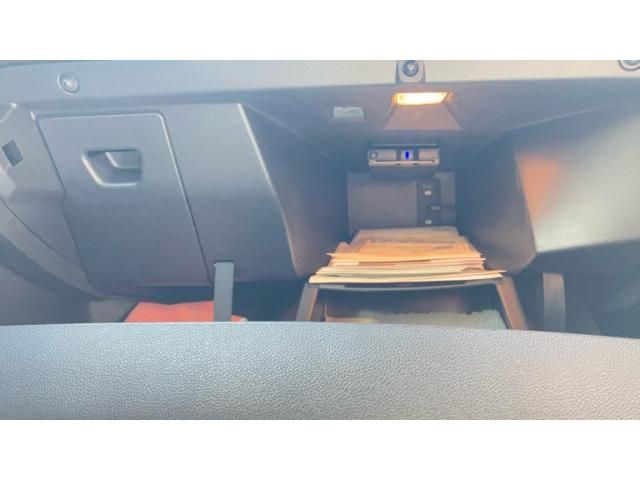 RENAULT MEGANE HATCH 2019 Image 31