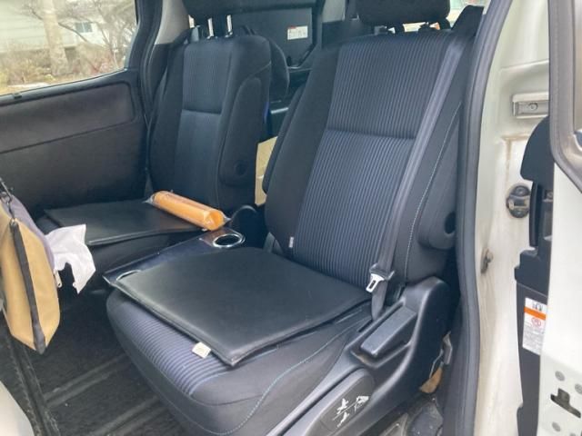 TOYOTA VOXY HYBRID 2017 Image 31