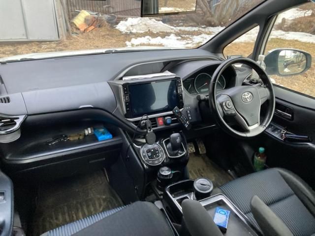 TOYOTA VOXY HYBRID 2017 Image 31