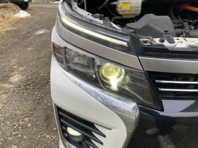 TOYOTA VOXY HYBRID 2017 Image 31