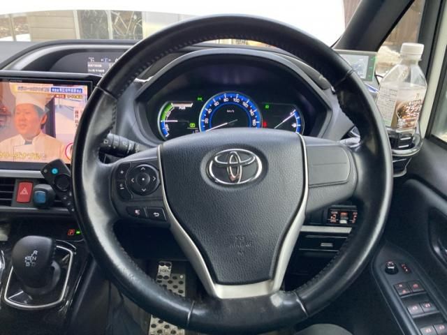 TOYOTA VOXY HYBRID 2017 Image 31
