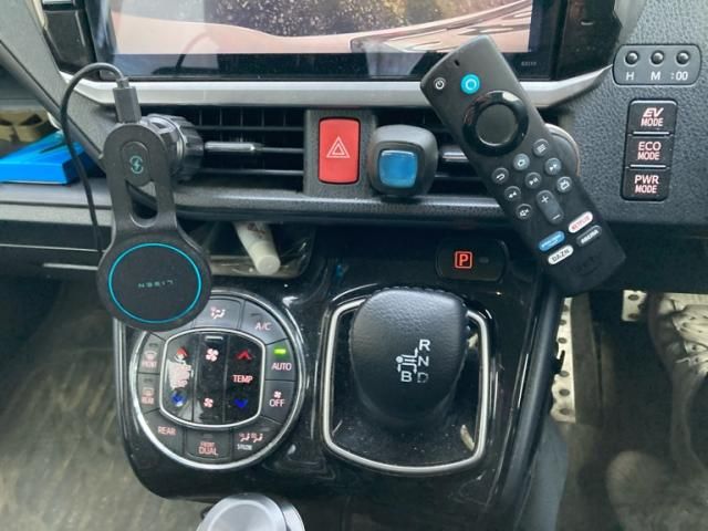 TOYOTA VOXY HYBRID 2017 Image 31